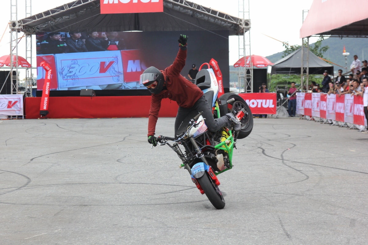 Motul Stunt Fest 2017 khai mạc thu hút fan Việt xem biểu diễn xe